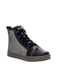 Sneaker alta in pelle nera e argento metallico, con tessuto testurizzato, lacci blu navy, dettagli rossi lungo la soletta e punta rotonda.