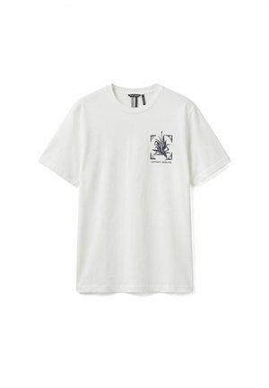 Camiseta blanca de manga corta con cuello redondo, con un gráfico botánico negro y el nombre de la marca "Antony Morato" en la zona del bolsillo del pecho izquierdo.