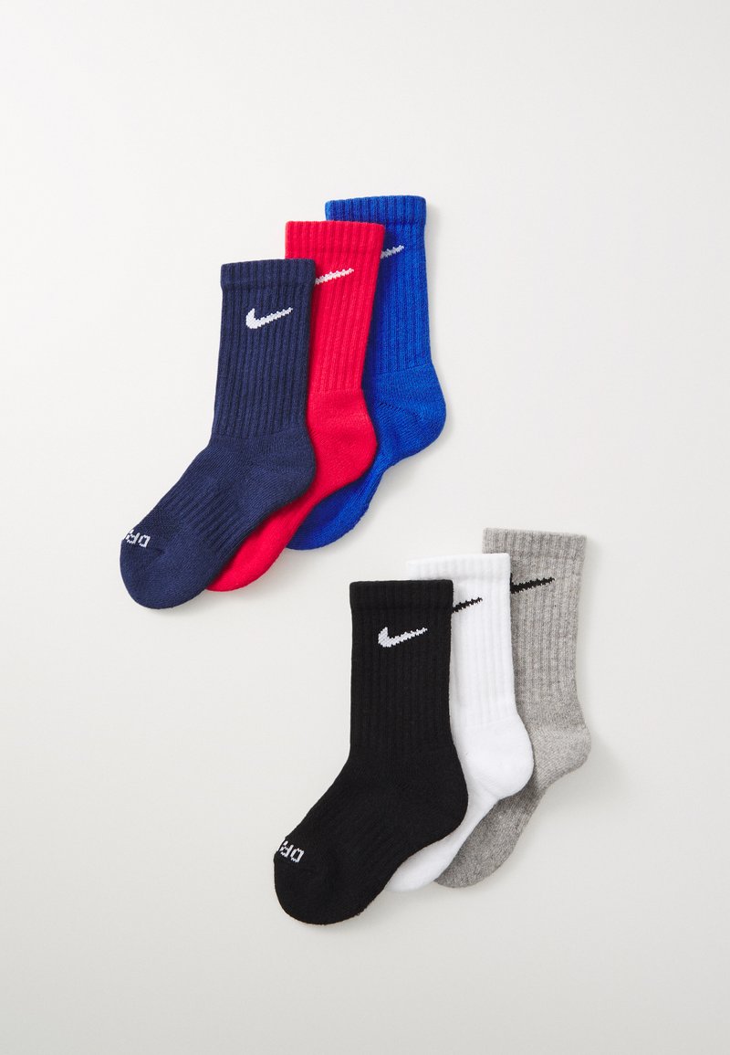 Štiri pare Nike nogavic v temno modri, rdeči, svetlo modri, črni, beli in sivi barvi. Prepletena tekstura z logotipnimi poudarki in kontrastnimi barvami.