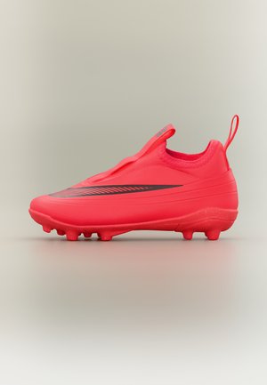 Chaussure de football rouge avec logo swoosh noir, un passant au talon et des crampons moulés sur la semelle, vue de profil sur un fond neutre.