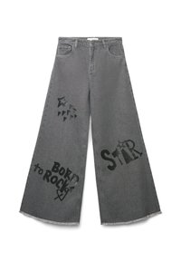 Luźne szare dżinsy z grafikami, w tym gwiazdami i tekstem, z postrzępionym dołem i prostą nogawką.