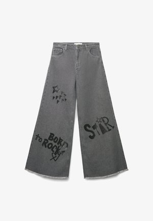 Jeans in denim grigio baggy con stampe grafiche, inclusi stelle e testo, con orlo sfrangiato e design a gamba dritta.