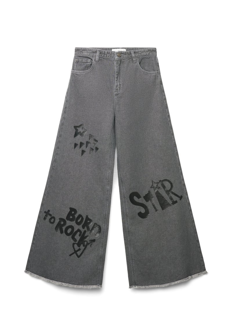 Luźne szare dżinsy z grafikami, w tym gwiazdami i tekstem, z postrzępionym dołem i prostą nogawką.