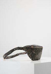 Marsupio in finta pelle di serpente nero e grigio con chiusura con zip, forma rettangolare piatta e una tracolla annodata per una vestibilità regolabile.