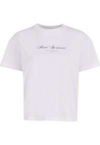 Baltas medvilninis marškinėliai su apvaliu kaklu. Yra juodos spalvos logotipas "Alim' Sportswear", centruotas krūtinėje. Trumpomis rankovėmis.