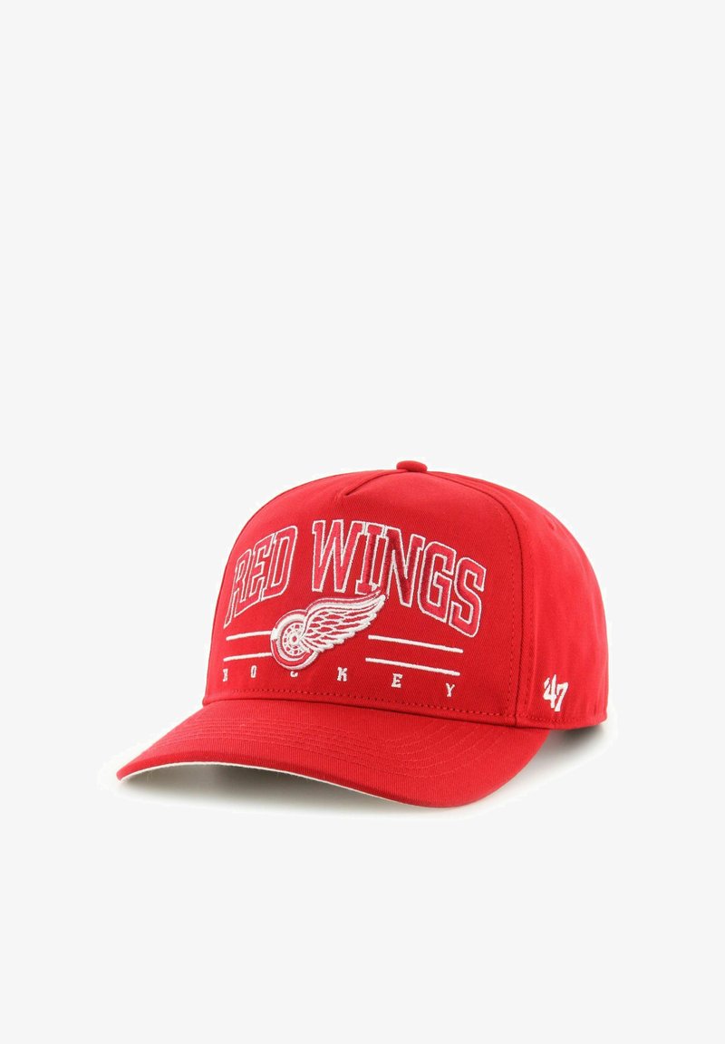 Rote Baseballkappe, roter Stoff, gestickter "RED WINGS"-Text in Weiß, Flügel-Logo, verstellbarer Riemen hinten, gebogener Schirm.