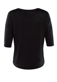 Zwarte top met korte mouwen, voorzien van een brede halslijn en een relaxte pasvorm. Materiaal lijkt zacht met een subtiele textuur en zonder zichtbare patronen.