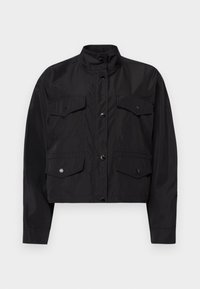 Veste noire raccourcie en matière légère avec un col montant, six poches avant et fermeture à boutons. Texture lisse et design minimaliste.