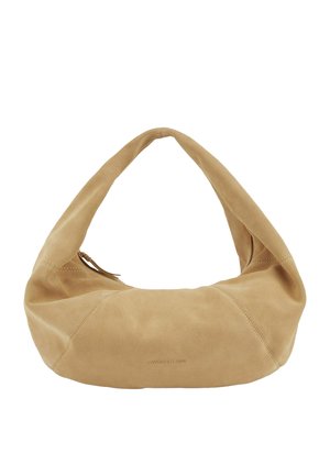 Sac à main en daim beige en forme de croissant avec une seule large bandoulière et une fermeture éclair, présentant des coutures subtiles et le logo "VISIONNAIRES".