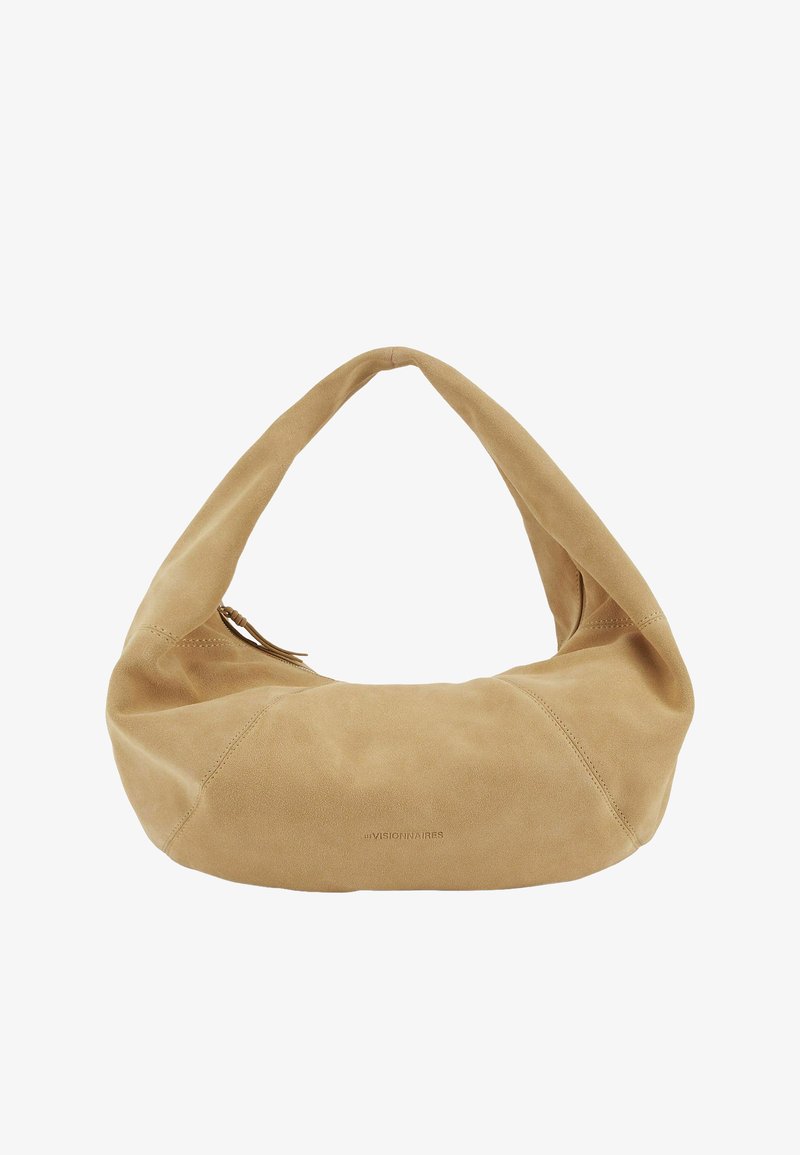 Sac à main en daim beige en forme de croissant avec une seule large bandoulière et une fermeture éclair, présentant des coutures subtiles et le logo "VISIONNAIRES".
