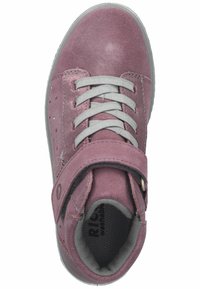 Różowe zamszowe sneakersy wysokie z szarymi sznurówkami i paskiem na rzep. Posiadają dekoracyjne cekiny po bokach oraz teksturowaną wkładkę.