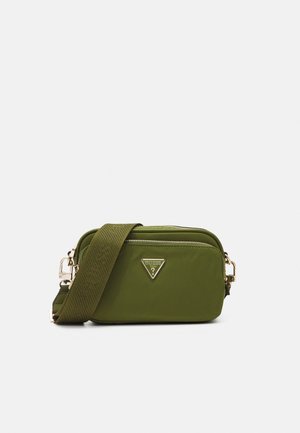 Borsa a tracolla verde in nylon con superficie texturizzata, hardware in oro e logo triangolare. Presenta una tracolla regolabile e compartimenti con zip.