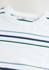 Hvid bomulds t-shirt med vandrette striber i blå, grøn og lyseblå. Crew neck-design med en afslappet pasform. Brandlabel synlig.
