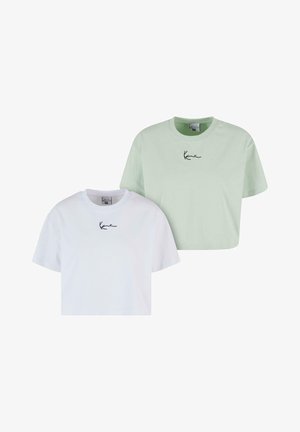 Două tricouri scurte: unul alb, unul verde deschis. Ambele au mâneci scurte și un mic design negru pe piept. Material din bumbac.