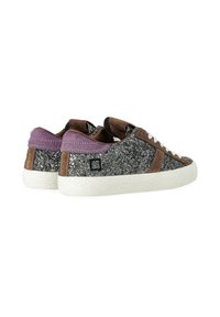 Sneaker basse con glitter nero e argento, accenti in suede marrone, linguetta sul tallone viola, lacci bianchi e suola bianca texturizzata.