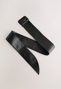 Czarny skórzany pasek o fakturowanej powierzchni, z kwadratową klamrą i długim, zwężającym się końcem. Gładka powierzchnia o matowym wykończeniu.