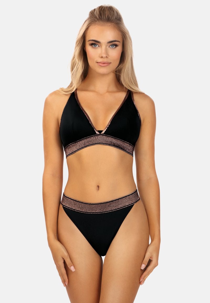 Czarny zestaw bikini z trójkątnym stanikiem i wysokim stanem, zdobiony różowo-złotymi paskami wzdłuż krawędzi oraz miękką teksturą.