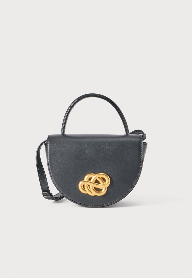 Μαύρη δερμάτινη τσάντα χειρός με στρογγυλεμένο σχήμα, χειρολαβή στην κορυφή και αποσπώμενο λουράκι. Διαθέτει ένα χαρακτηριστικό χρυσό διακοσμητικό κόμπο στο μπροστινό μέρος.