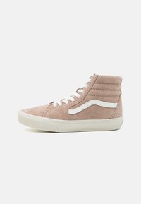 Høye sneakers laget av myk rosa semsket skinn med hvite detaljer. Har en polstret krage og tykk gummisåle. Snøring i hvitt.