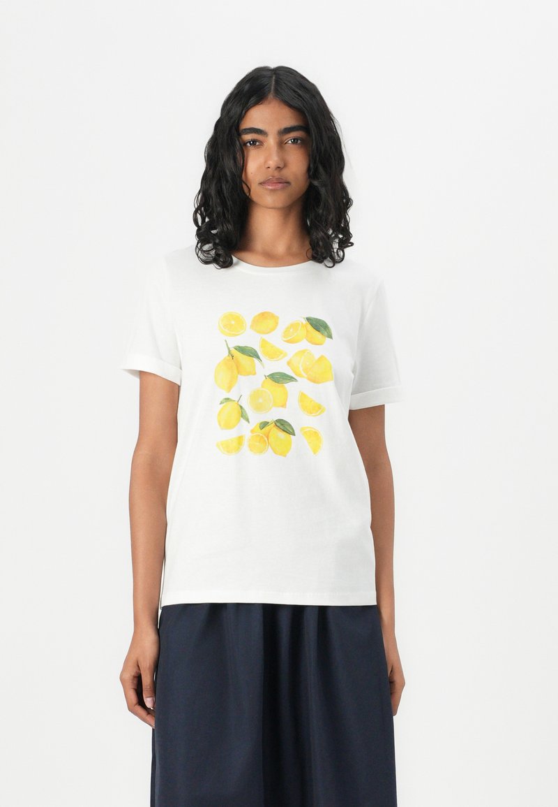 Weißes Baumwoll-T-Shirt mit kurzen Ärmeln, das ein buntes Zitronenmotiv und grüne Blätter in der Mitte zeigt. Schlichtes Design, entspannte Passform.