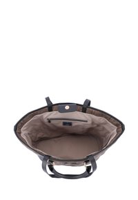 Musta kantokassi, jossa on kaksi kahvaa, vaalean beige sisustus, vetoketjullinen tasku ja kirjottu vuori, jossa on koristeellinen logo-patch.