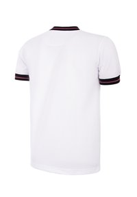 Witte poloshirt met een zwarte kraag en rode en witte streepaccenten, korte mouwen en een rechte zoom. Vlotte stofafwerking.