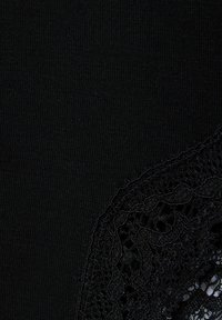 Un material textil negru cu o finisare texturată, având un detaliu din dantelă cu un model floral pe marginea inferioară, creând un contrast de texturi.