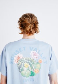 Levi's® VINTAGE FIT GRAPHIC - Marškinėliai su spaudiniu - sunset valley soft chambray