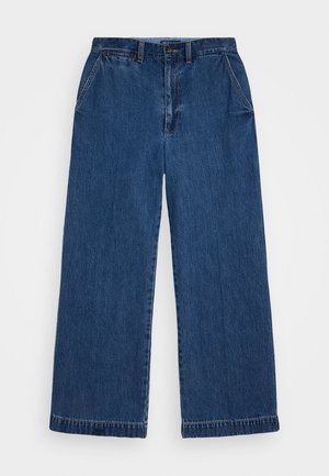 Široké modré rifle vyrobené z denimu, s rovnýms strihom, klasickým piatym vreckovým dizajnom a kontrastným prešívaním pozdĺž švov.