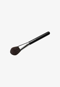 Brocha de maquillaje negra con un virola plateada y cerdas suaves y densas, con forma cónica ideal para difuminar. Las cerdas parecen suaves y bien definidas.