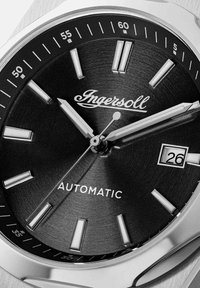 Montre automatique Ingersoll avec un cadran noir texturé, des index argentés et un guichet de date à 3 heures. Boîtier en acier inoxydable argenté.