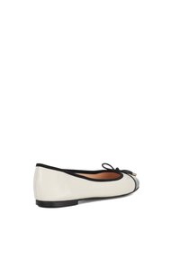 Ballet flat in cream leather with a black patent toe cap, topped with a black bow detail. Smooth finish, low profile rubber sole.