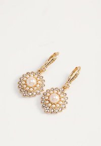 Ohrhänger in Goldoptik mit großen zentralen Perlen, umgeben von kleineren Perlen und klaren Strasssteinen in einem floralen Muster.