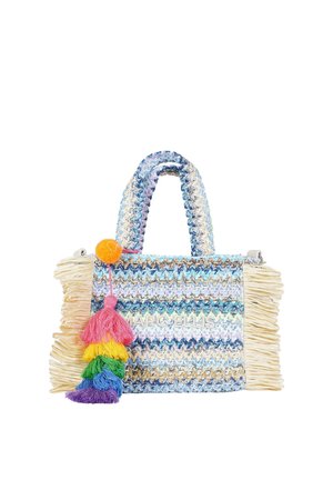 Piccola borsa intrecciata con strisce blu, bianche e beige, lati sfrangiati e portachiavi colorato con nappina appeso al manico.