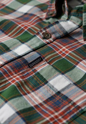 Groene, rode en witte geruite overhemd met een button-down kraag. Heeft een klein "Superdry" label dat in de borst is genaaid. Zacht katoen.