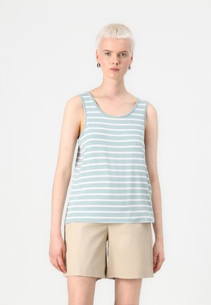 Stripet ermeløs topp i lyseblå og hvit, laget av myk stoff. Har en rund halslinning og en avslappet passform, sammen med beige shorts.