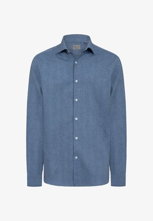 Camicia button-up a maniche lunghe in tessuto azzurro chiaro. Presenta un colletto a punta e sette bottoni bianchi sulla parte frontale. Texture liscia e vestibilità su misura.