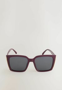 Nadmerné bordové slnečné okuliare s tmavými šošovkami, štvorcovými obrubami a zlatými akcentmi na stranách, s elegantnou, hladkou textúrou.