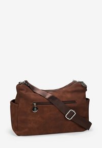 Bolso de hombro de cuero marrón con cierre de cremallera, correa ajustable y bolsillo frontal con cremallera. Textura suave y forma redondeada.