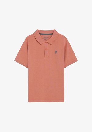 Rustfarvet kortærmet polo med to knapper og lille mørkt kranie- og benkorslogo på venstre bryst.