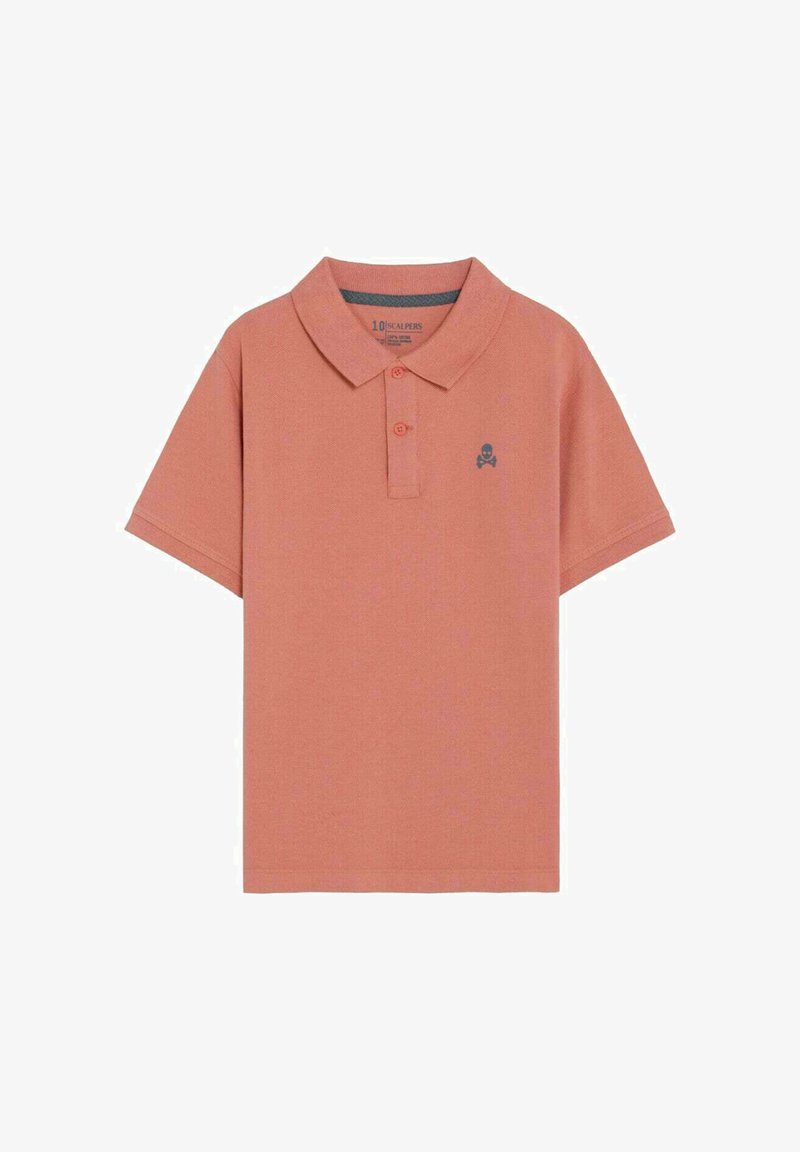 Polo de manga corta color óxido con dos botones y pequeño logo oscuro de calavera y huesos cruzados en el pecho izquierdo.