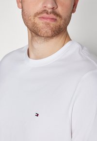 Tommy Hilfiger CORE STRETCH SLIM TEE - Basic T-shirt - white