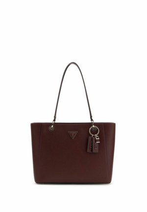 Sac cabas en cuir marron foncé Guess avec double poignée, logo triangulaire et porte-clés affichant "Guess" et "1981".