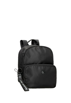 Mochila negra de Reebok con dos compartimentos con cremallera, correas de hombro ajustables y un llavero de marca fijado al lateral.