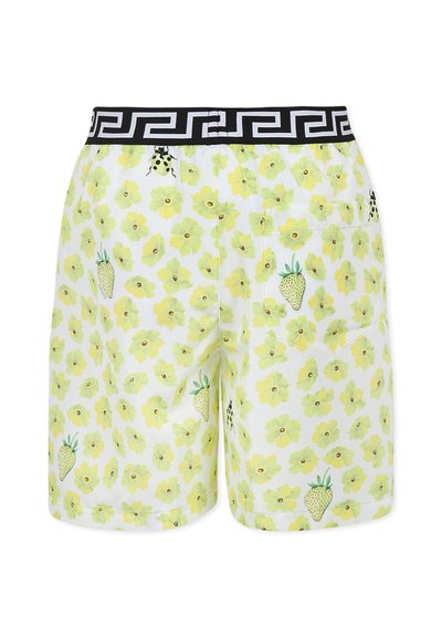 Pantaloni corti da uomo con tessuto bianco, stampa floreale gialla, fragole verdi e una cintura a motivo nera.