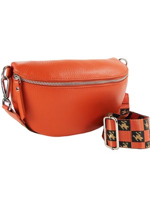 Orangefarbene Ledertasche zum Umhängen mit strukturiertem Material, Reißverschluss und abnehmbarem Tragegurt mit geometrischem Muster in Schwarz und Gold.