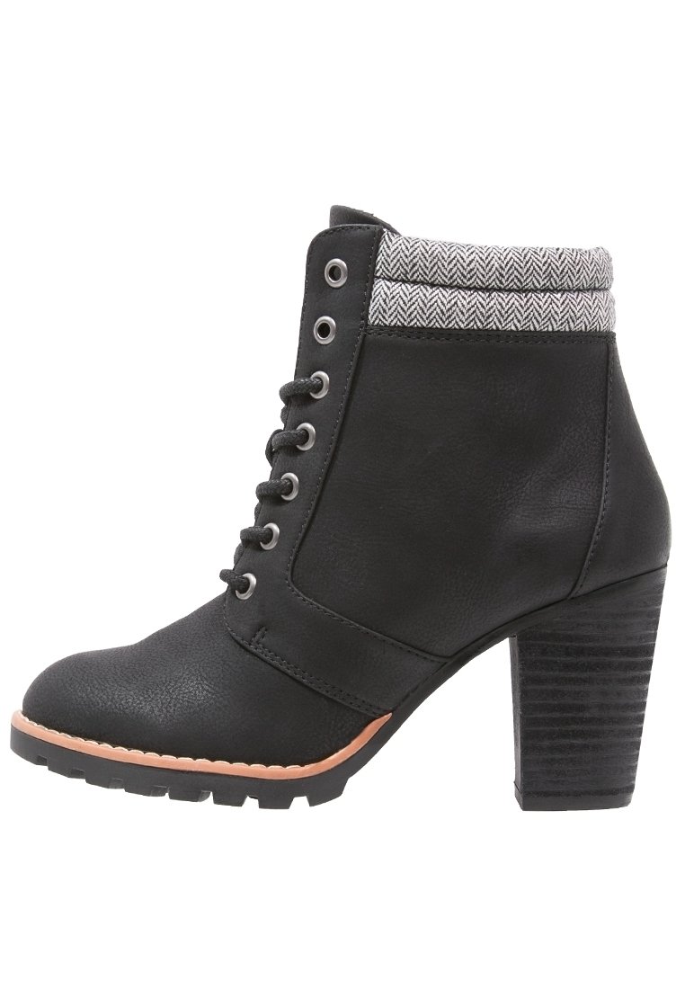 Stivaletto nero in pelle sintetica con un polsino in maglia grigia testurizzata, punta rotonda, design con lacci e tacco spesso.