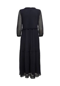 Robe longue marine avec un design en étages, présentant un tissu texturé, des manches rayées transparentes et un col volanté.