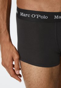 Boxer briefs neri realizzati in tessuto elasticizzato, con una morbida cintura elastica impreziosita dal marchio "Marc O'Polo" e una vestibilità aderente.