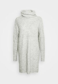 Robe-pull longue gris clair avec un col roulé ample et des manches longues, présentée sur un fond blanc uni.